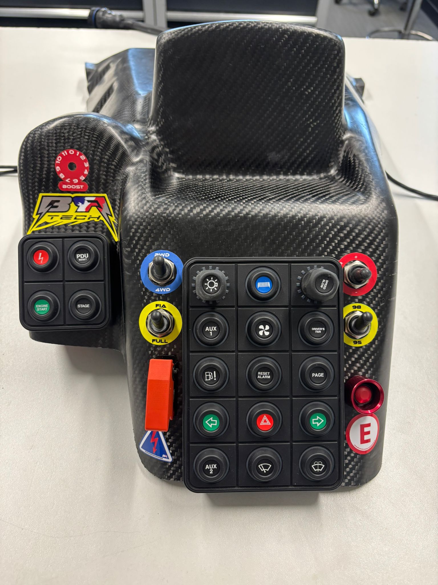 Console carbone avec keypad BRTech, intégration sur véhicule de compétition