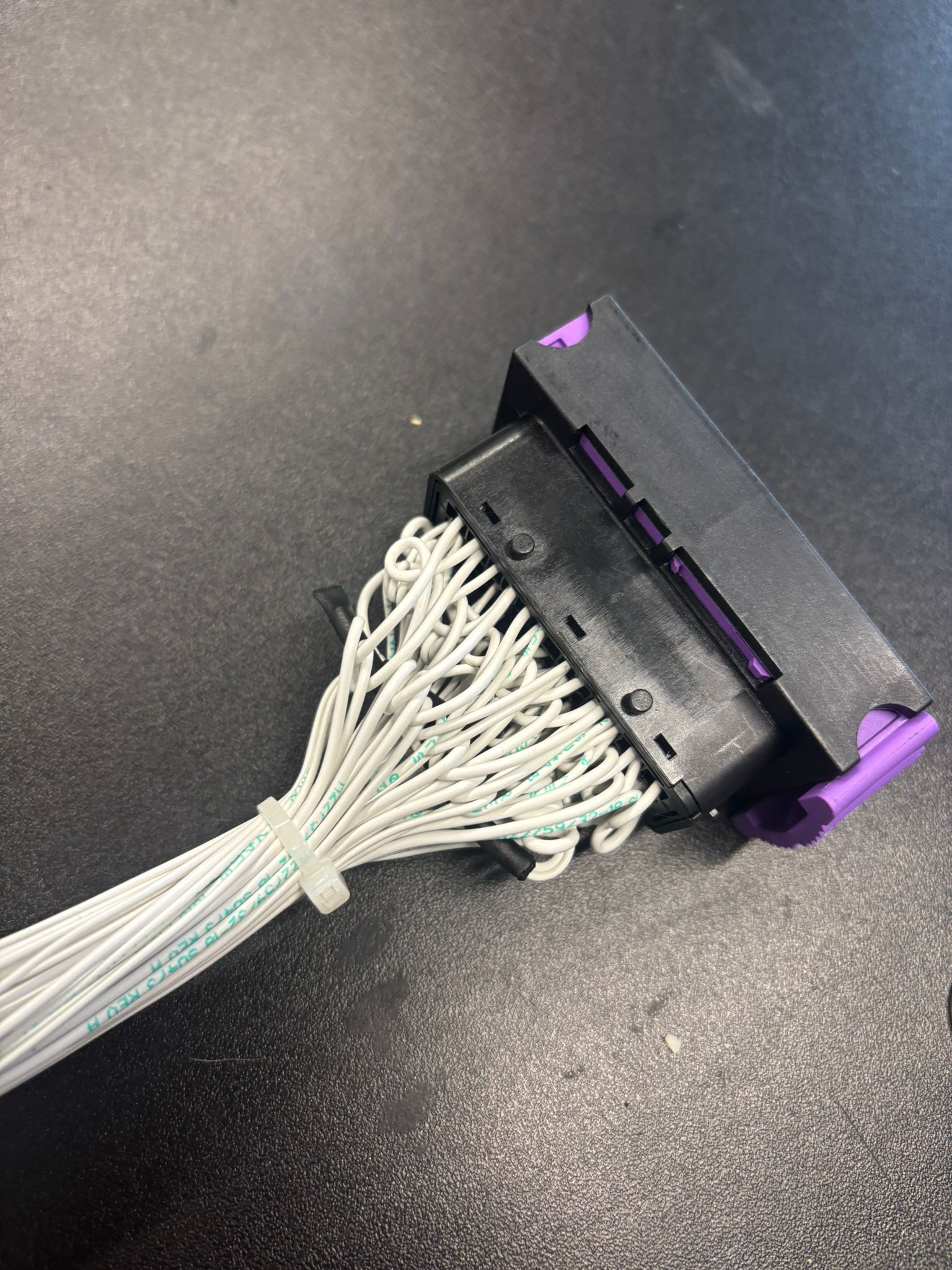 Connecteur ECU avec faisceau de signaux